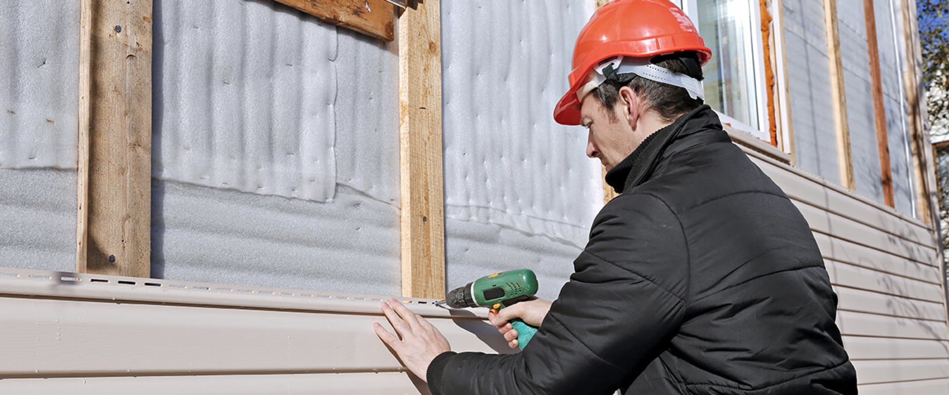 How much does a square of vinyl siding cost at lowe's?